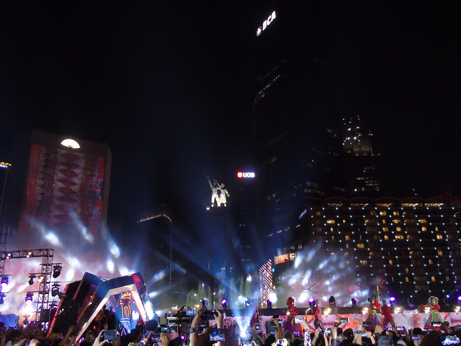 Pertunjukan Kembang Api di Bundaran HI + DOKU.Promo