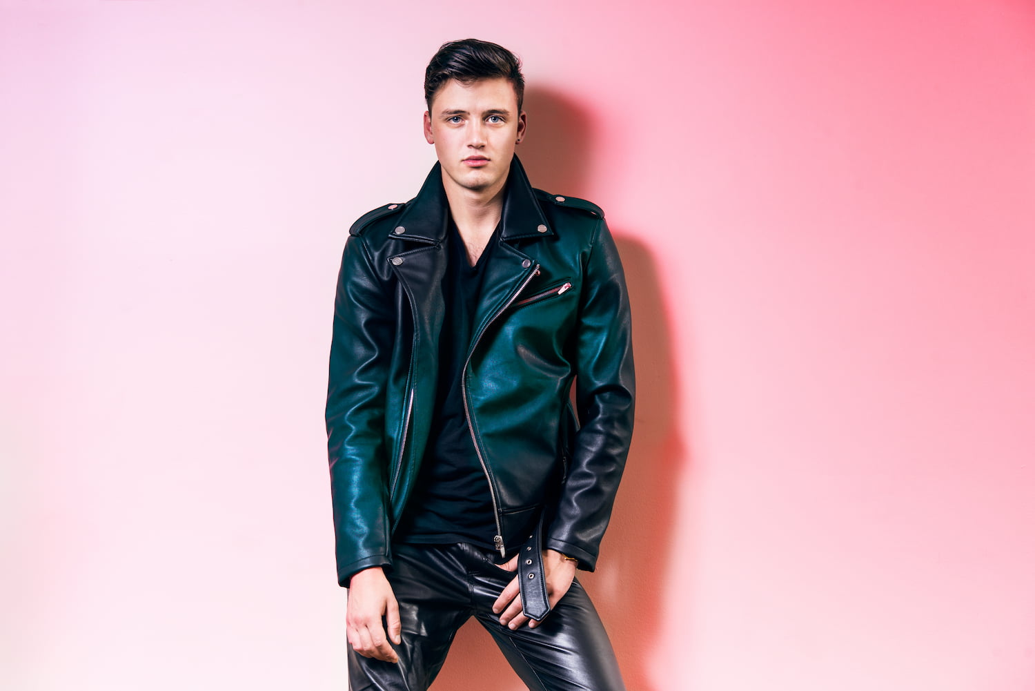 Eksperimen Retro dengan Celana Kulit - DOKU.Promo