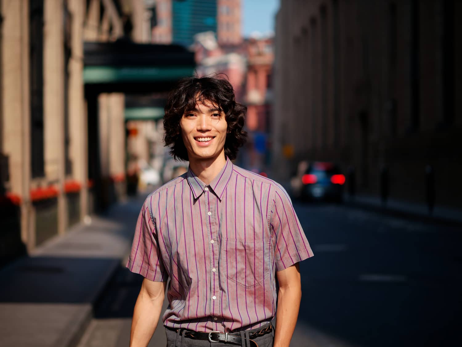 Gaya Minimalis dengan Kemeja Lengan Pendek Bergaris + DOKU.Promo