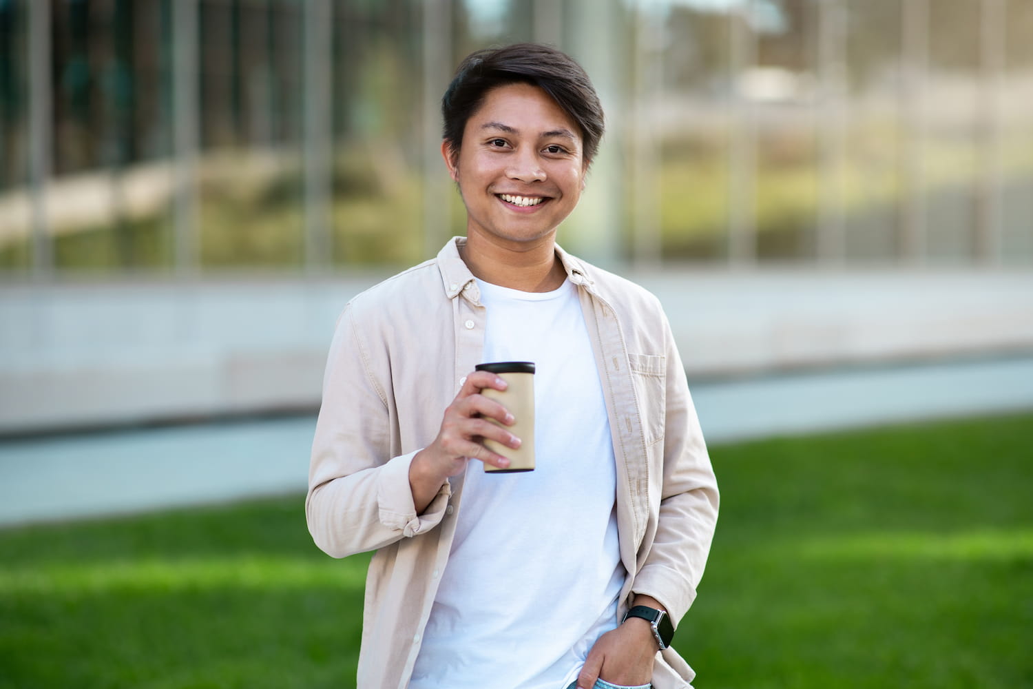 Layering Kemeja Pastel dan Kaos Putih - DOKU.Promo