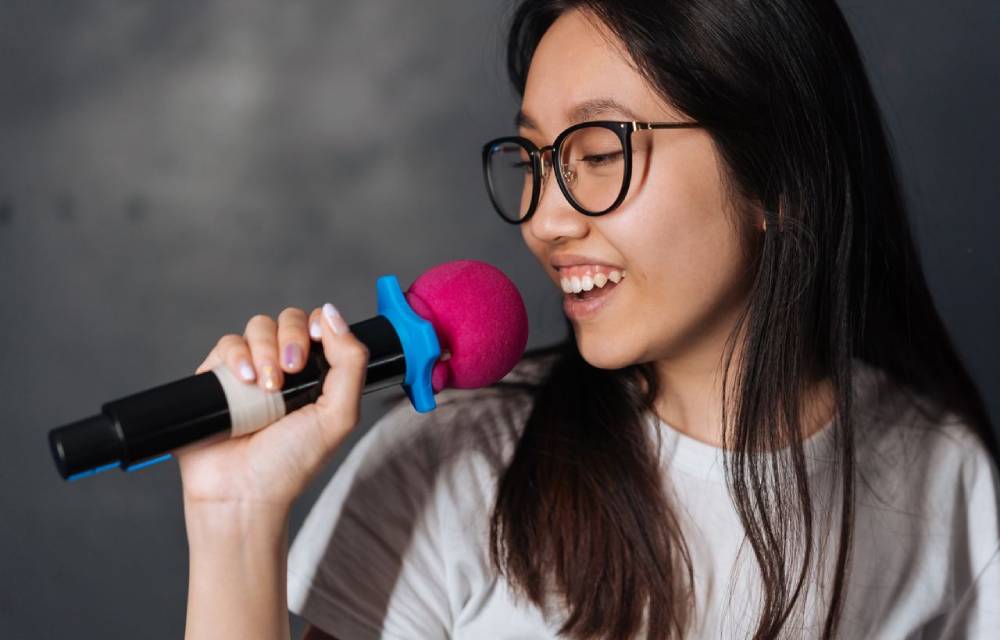 70+ List Lagu Karaoke Indonesia dan Barat yang Seru untuk Dinyanyikan