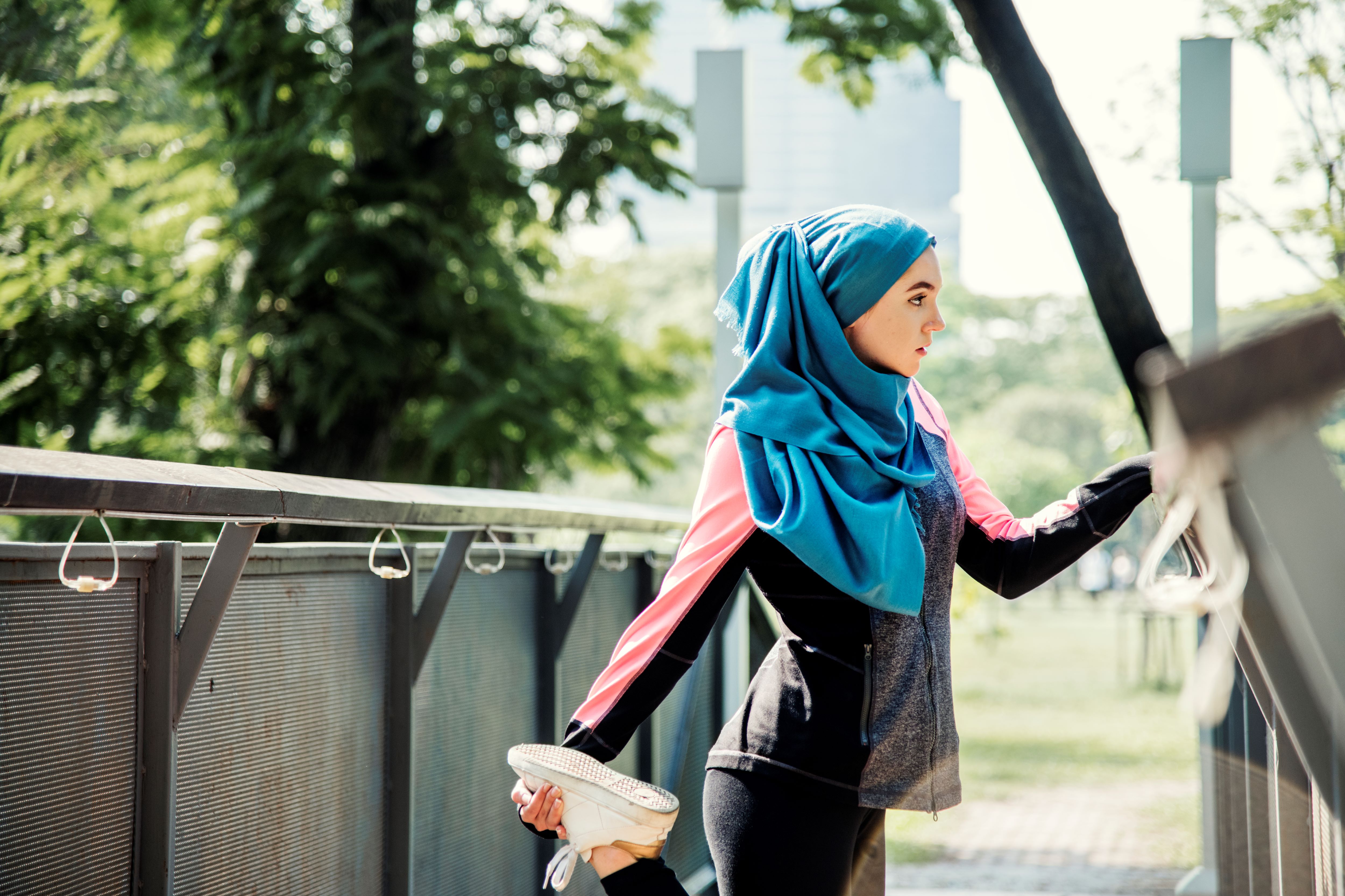 6 Tips Agar Tetap Nyaman dan Modis dengan Outfit Lari Hijab