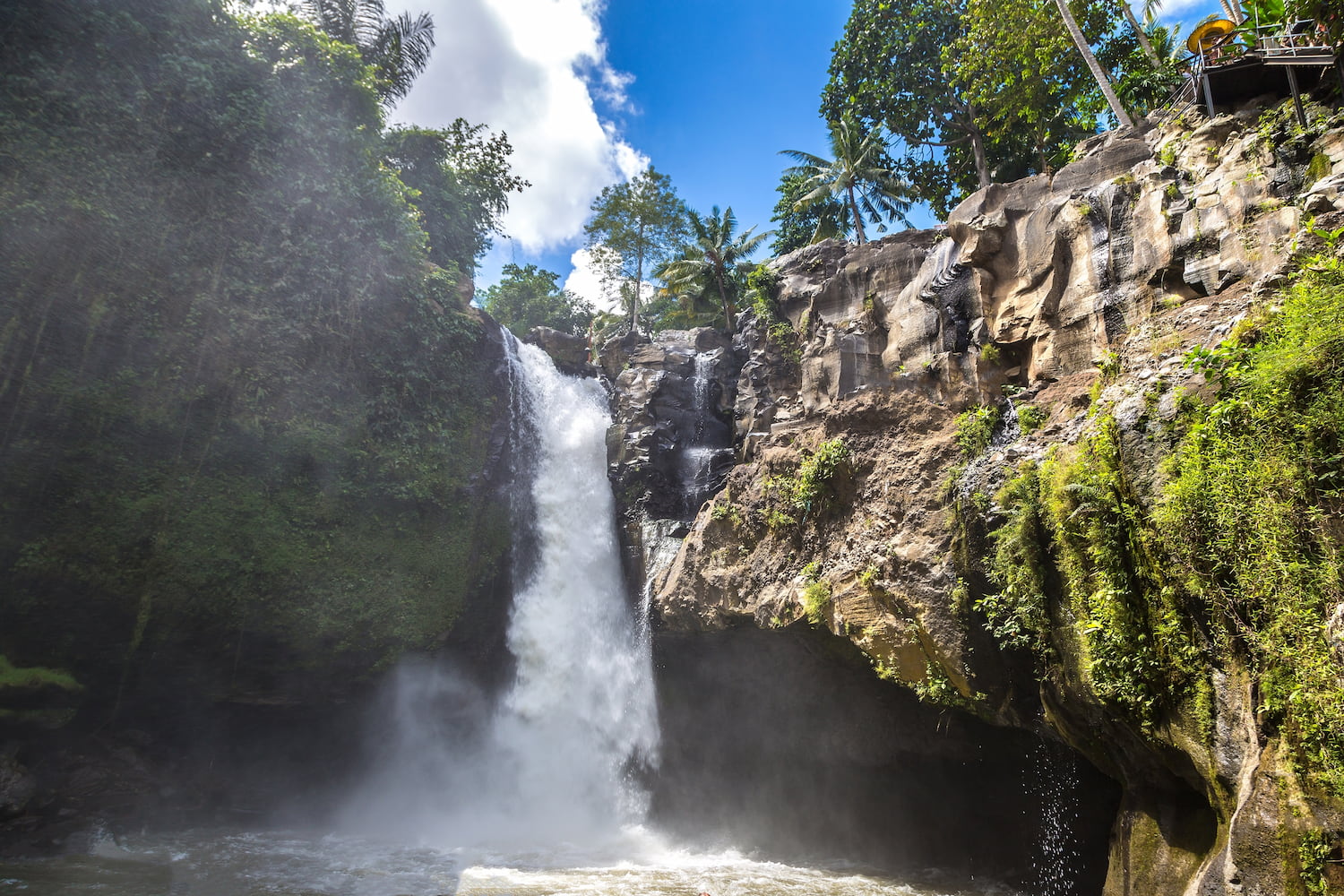 Pesona Air Terjun Tersembunyi yang Indah - DOKU. Promo