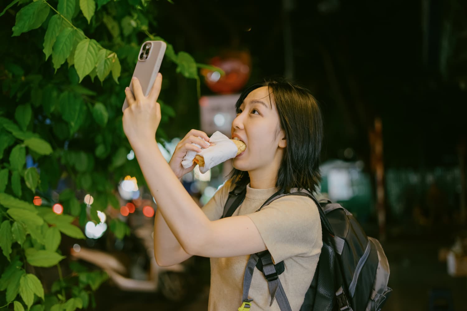 Wanita Selfie saat Makan - DOKU.Promo