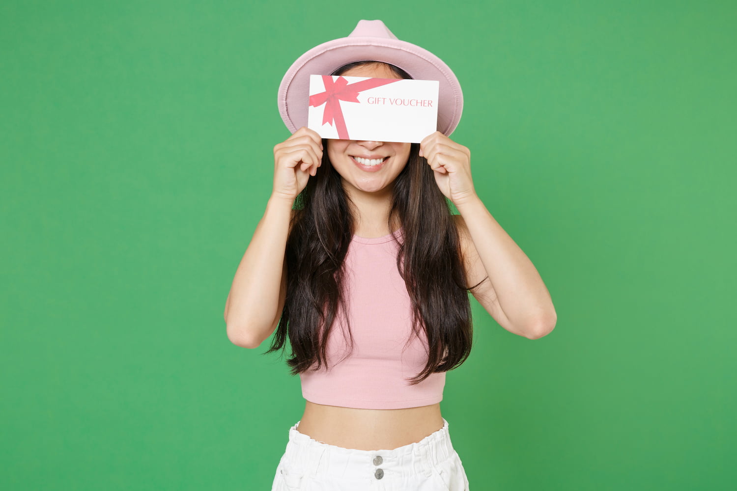 Wanita Muda Tersenyum Mendapatkan Gift Voucher - DOKU.Promo