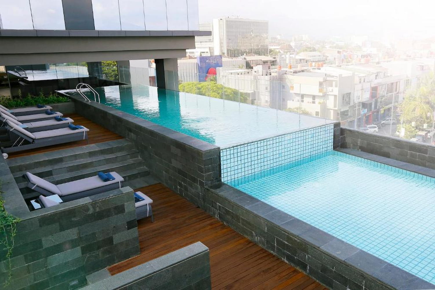 YELLO Hotel Paskal - DOKU.Promo