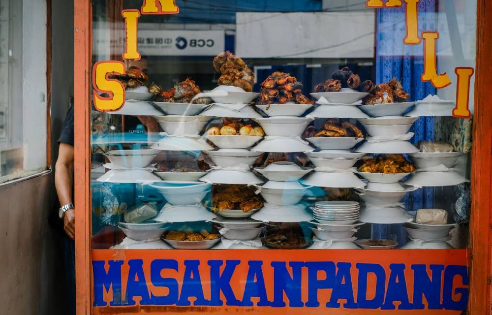 Gak Pernah Salah, Ini Kenapa Rumah Makan Padang Murah Selalu Jadi Incaran